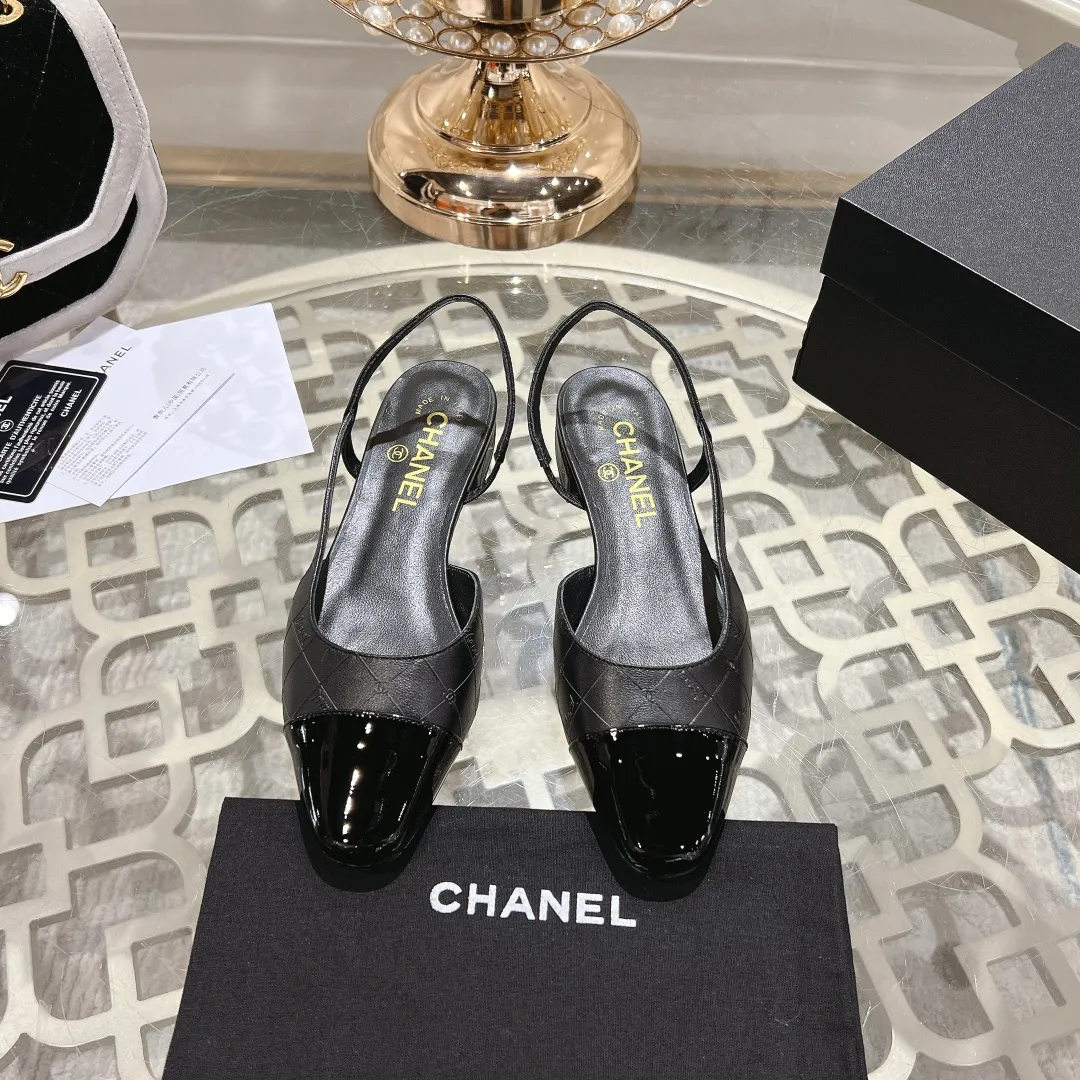 👟👟Ex-factory price 540👟👟 CHANEL Xiangjia 24vs spring and summer new fashion sandals series... Chanel is a very comprehensive noble fashion lifestyle brand. The same models are sold by major fashion bloggers and celebrities in Hong Kong, the United States, and other countries. They are simply beautiful. I fall in love with elegance and the playful sense of the future. I want to own them right away just by looking at them. But you can really think about a pair of exquisite high heels. This series is specially designed for extraordinary and indifferent ladies to create a unique overall effect. CHANEL designs products that inspire women to move forward and highlight their charm... 1️⃣Material: Original customized patent leather + imported sheepskin 2️⃣Inner lining: Original customized imported sheepskin 3️⃣Feet: Original customized imported sheepskin 4️⃣Outsole: Genuine leather sole imported from Italy 5️⃣Heel height: 2.5cm/6.5cm/9cm 6️⃣Number: 34-43 (34.40.41.42.43 customization is not returnable) 7️⃣Packaging: The latest and exquisite full set of packaging at the counter